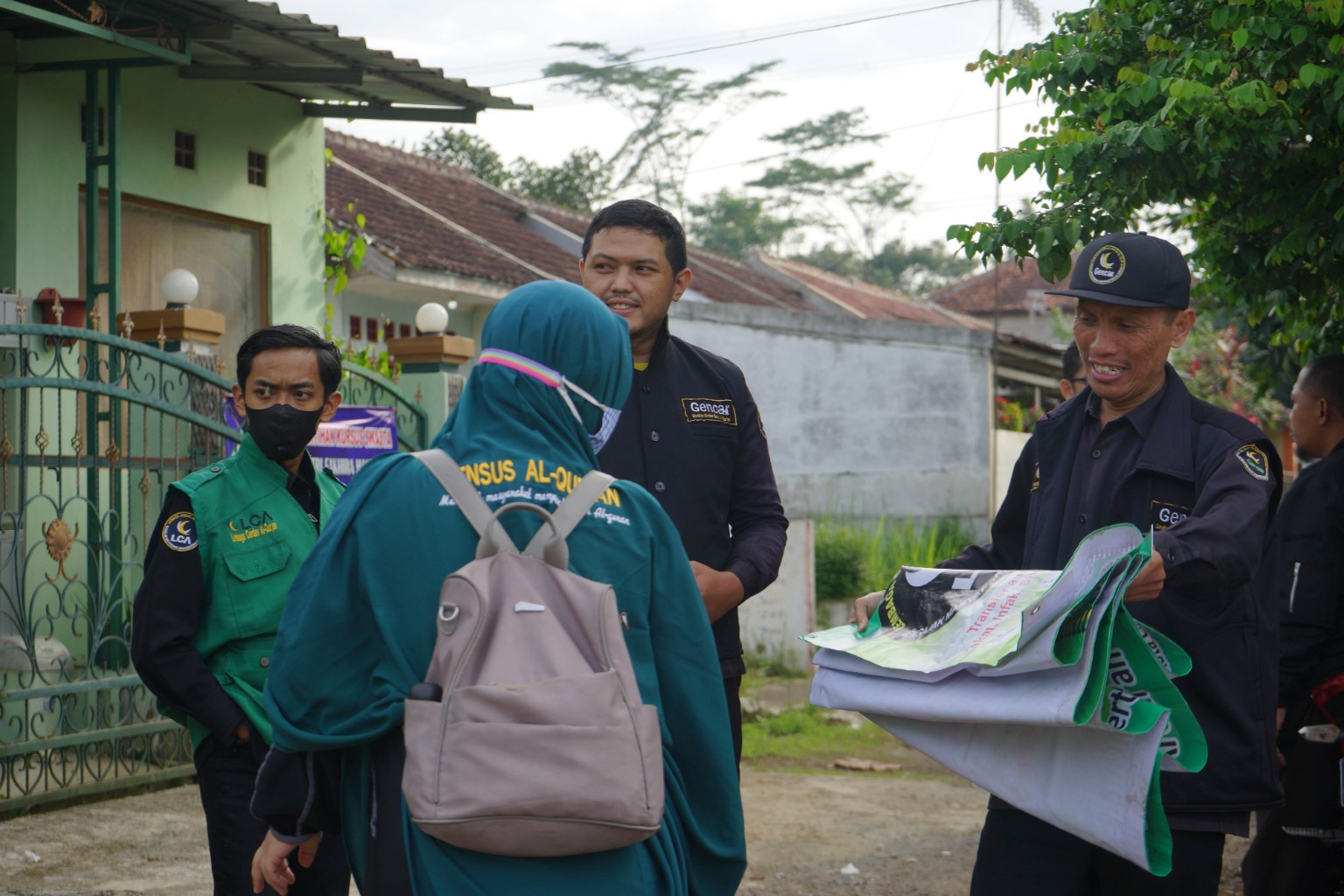 Petugas GENCAR melaksanakan Sensus Al-Qur'an di masyarakat