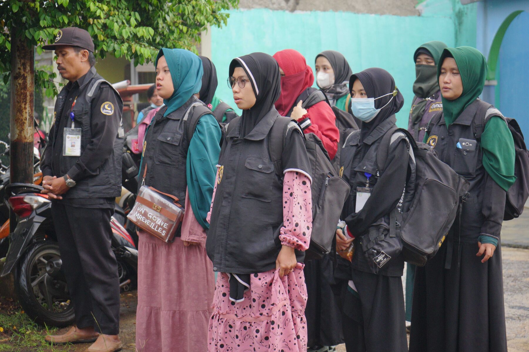 Petugas GENCAR bersiap menjalankan kegiatan