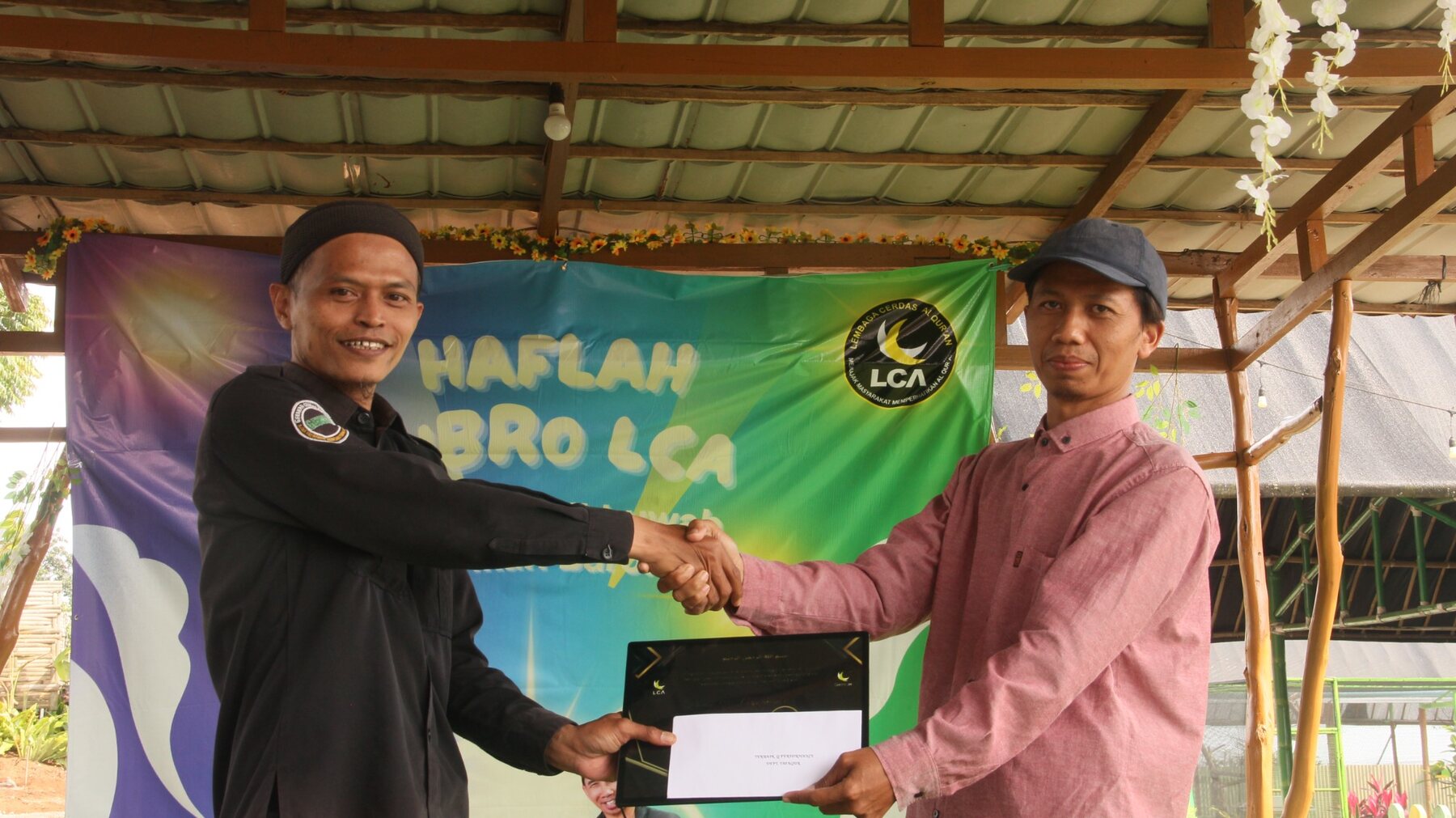 Penyerahan apresiasi Program Peduli Guru Ngaji