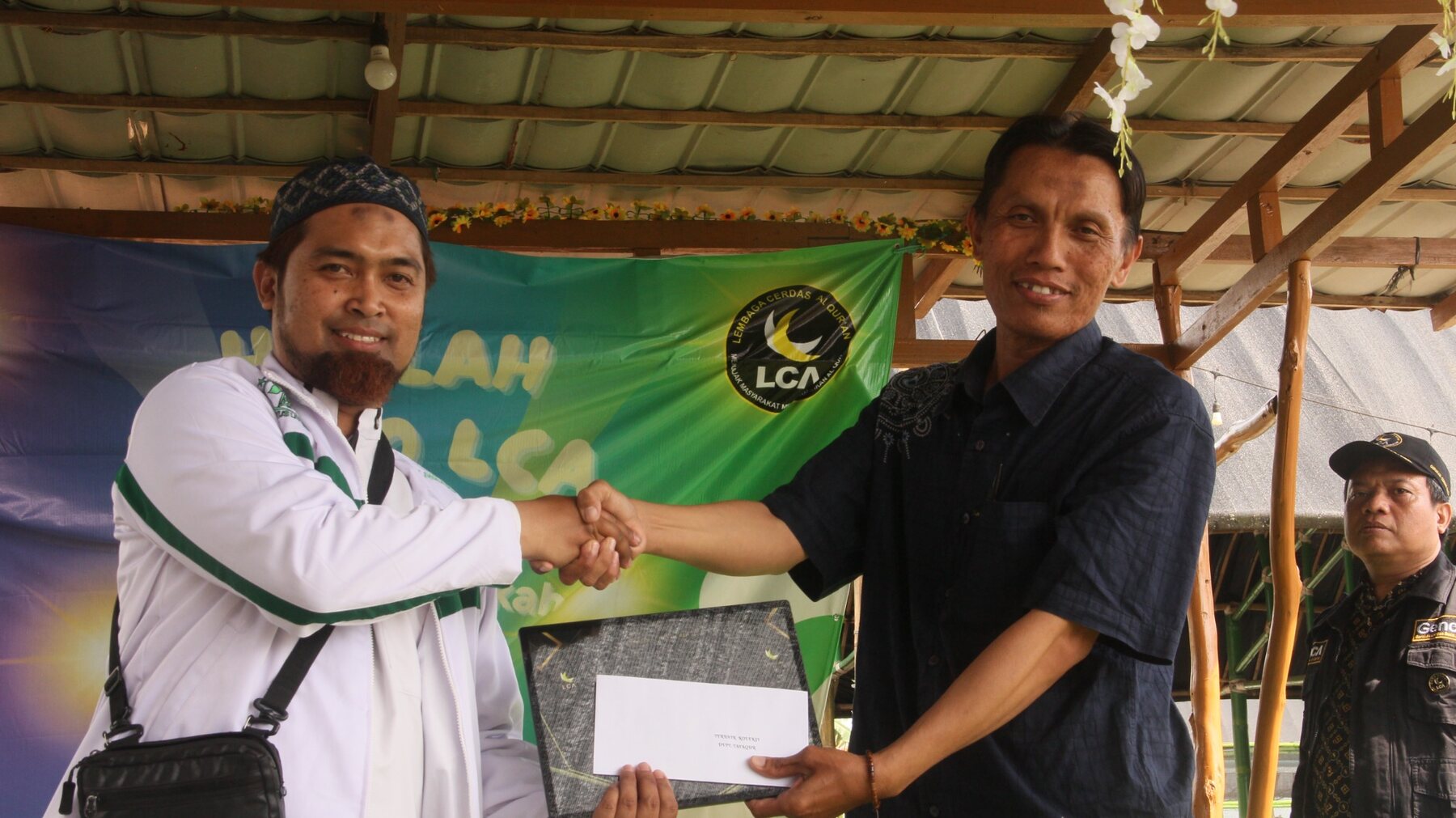 Guru ngaji menerima penghargaan LCA