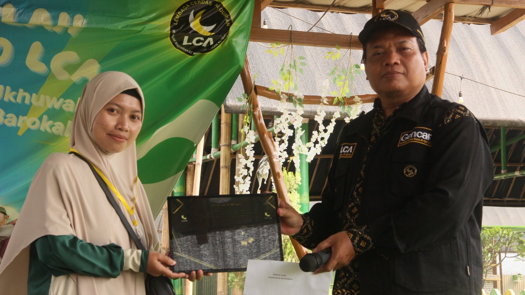 Penyerahan apresiasi kepada guru ngaji