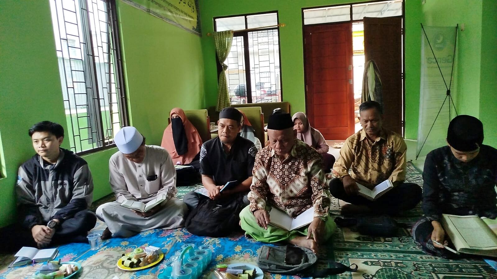 Guru Ngaji LCA mengikuti pembinaan ruhiah dan membaca Al-Qur'an bersama