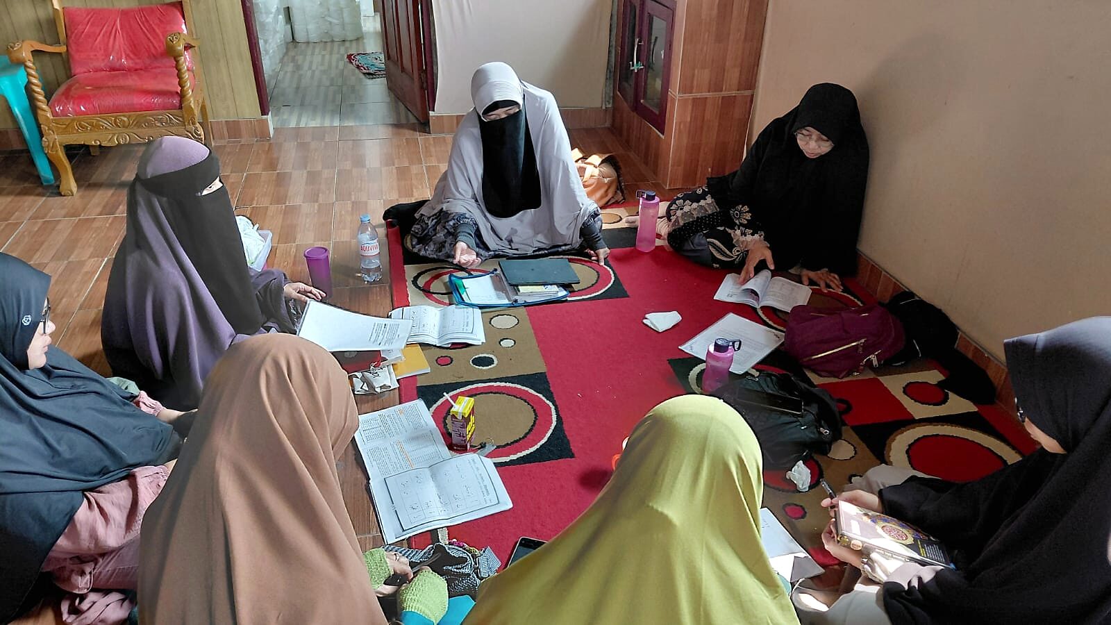 Kelompok Guru Ngaji mempelajari materi tahsin Al-Qur'an