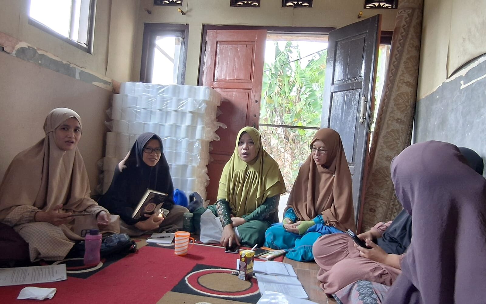 Guru Ngaji berlatih keterampilan mengajar Al-Qur'an dalam kelompok