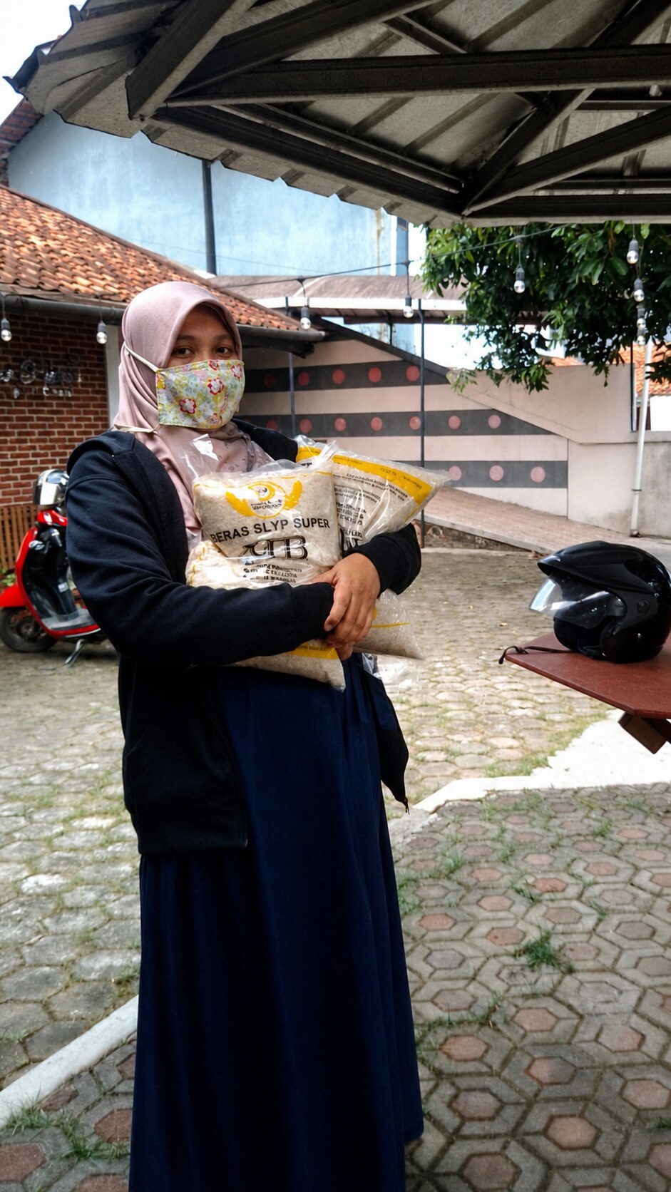 Guru Ngaji menerima santunan beras dari program Peduli Guru Ngaji LCA