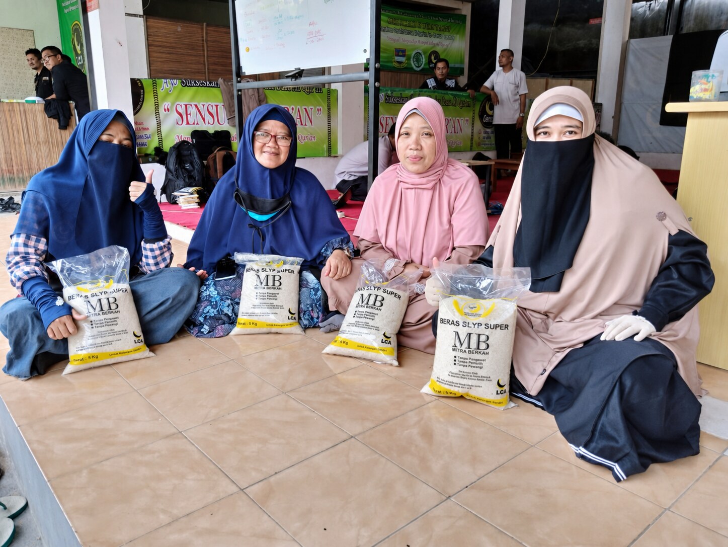 Para Guru Ngaji bersama santunan beras dari LCA
