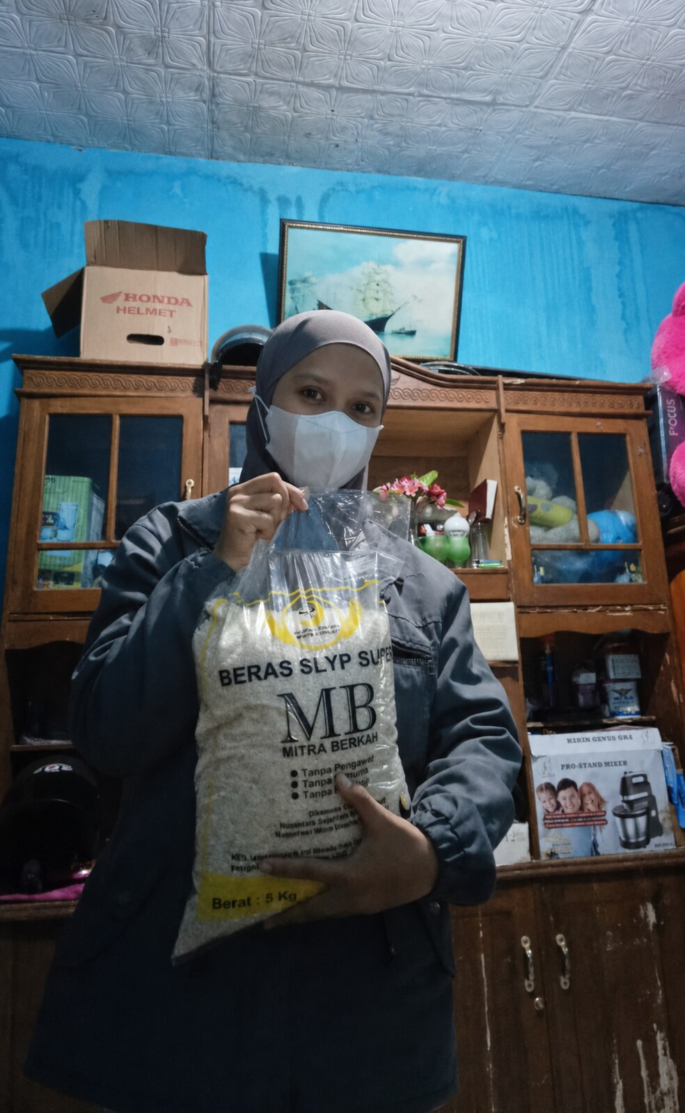 Penerima menunjukkan santunan beras program Peduli Guru Ngaji LCA