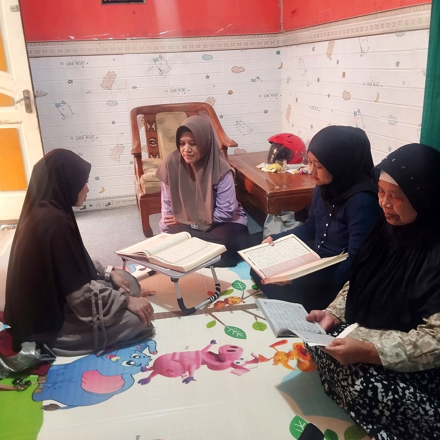 Kegiatan belajar membaca Al-Qur'an di rumah santri