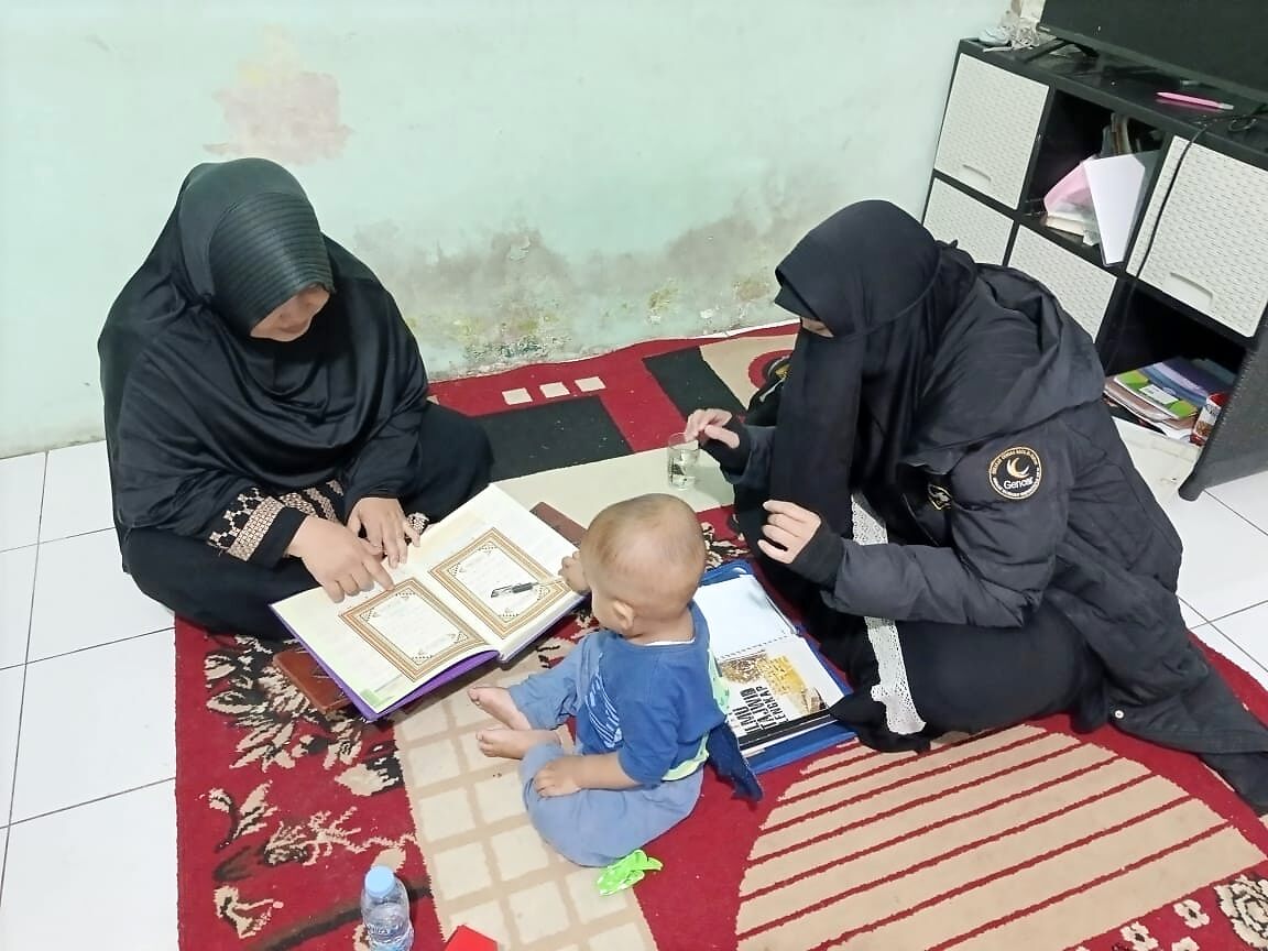 Guru Ngaji LCA mendampingi keluarga belajar Al-Qur'an di rumah