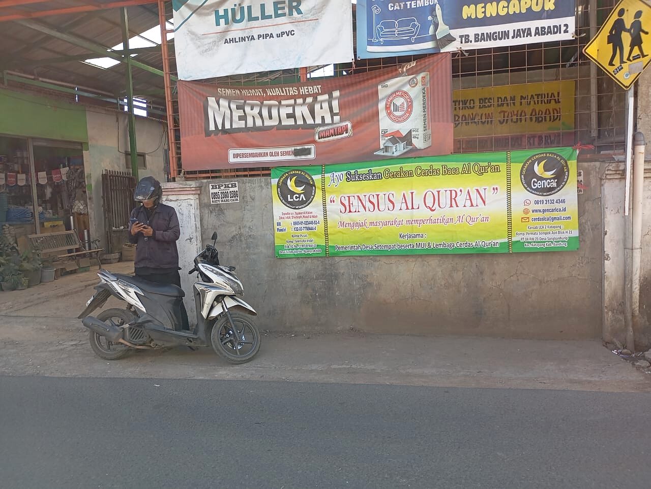 Spanduk Sensus Al-Qur'an GENCAR dipasang di tempat yang terlihat masyarakat